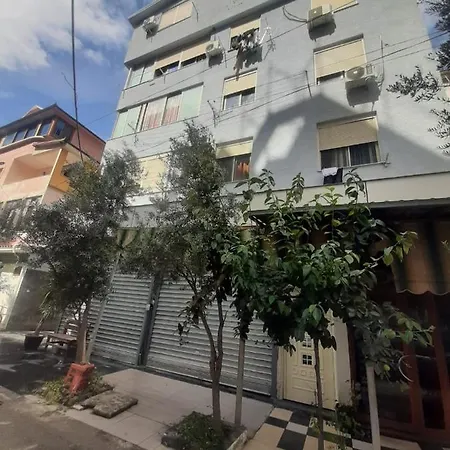 Nice ,quite Appartament 5-2 Τίρανα